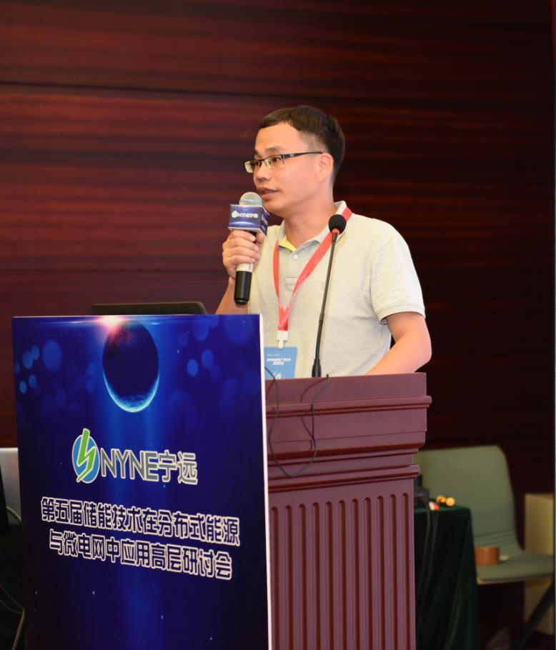 
	中國(guó)儲(chǔ)能網(wǎng)訊：10月12-13日，第五屆儲(chǔ)能技術(shù)在分布式能源與微電網(wǎng)中應(yīng)用高層研討會(huì)在深圳順利召開，來(lái)自行業(yè)協(xié)會(huì)、科研院所、知名企業(yè)的代表超過(guò)300名嘉賓到場(chǎng)參會(huì)。會(huì)議由中國(guó)化學(xué)與物理電源行業(yè)協(xié)會(huì)、全國(guó)微電網(wǎng)與分布式電源并網(wǎng)標(biāo)準(zhǔn)化技術(shù)委員會(huì)聯(lián)合主辦