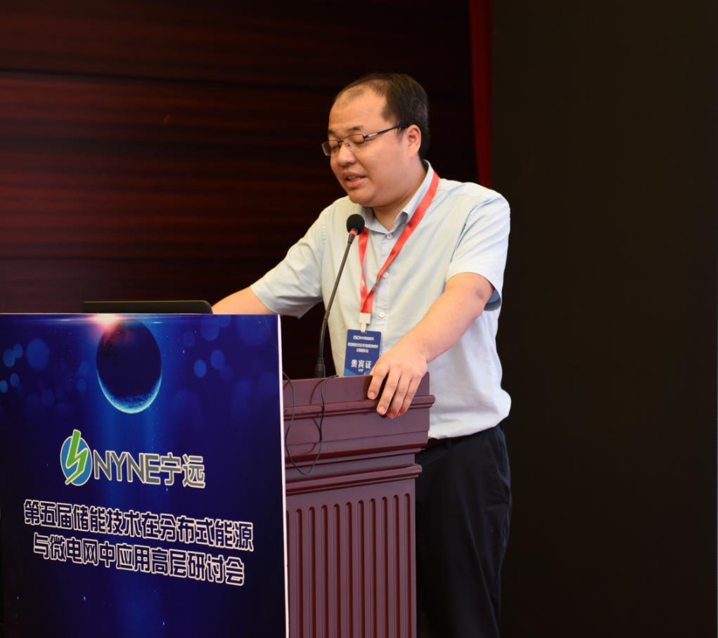 
	中國(guó)儲(chǔ)能網(wǎng)訊：10月12-13日，第五屆儲(chǔ)能技術(shù)在分布式能源與微電網(wǎng)中應(yīng)用高層研討會(huì)在深圳順利召開，來(lái)自行業(yè)協(xié)會(huì)、科研院所、知名企業(yè)的代表超過(guò)300名嘉賓到場(chǎng)參會(huì)。會(huì)議由中國(guó)化學(xué)與物理電源行業(yè)協(xié)會(huì)、全國(guó)微電網(wǎng)與分布式電源并網(wǎng)標(biāo)準(zhǔn)化技術(shù)委員會(huì)聯(lián)合主辦