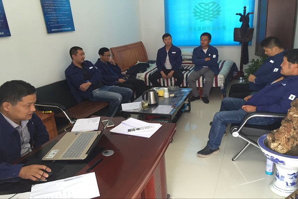                  近日，淳化分供電分公司基層班站所職工認真學(xué)習(xí)集團公司第六期安全簡報文件精神。安全簡報通報了陜西安康京昆高速“8.10”特別重大道路交通事故的情況，通過學(xué)習(xí)此次事故的詳細過程，深刻汲取事故教訓(xùn)，舉一反三，為防范和遏制重特大事故發(fā)生，該公司對基層職工們提出了五項要求