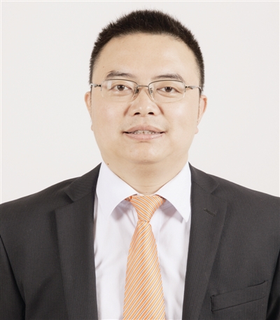 
	中國(guó)儲(chǔ)能網(wǎng)訊：“光伏+儲(chǔ)能”助力新能源消納
	
		——專訪陽(yáng)光電源高級(jí)副總裁趙為
	
	
	
		伴隨光伏裝機(jī)不斷邁上新的臺(tái)階，如何有效解決光伏發(fā)電的不穩(wěn)定性、間歇性，化解棄光癥結(jié)，成為光伏乃至整個(gè)能源行業(yè)的共同思考，儲(chǔ)能正在成為上述問(wèn)題的答案?，F(xiàn)階段儲(chǔ)能技術(shù)不斷成熟、市場(chǎng)空間不斷開(kāi)拓，在調(diào)頻調(diào)峰、平衡輸出、緩解電力波動(dòng)等方面發(fā)揮著重要作用