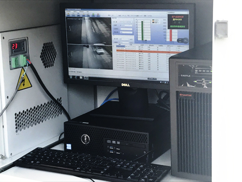 　　只要汽車從監(jiān)測門站駛過，只需0.7秒，監(jiān)測系統(tǒng)就能讀取這輛車的尾氣排放數(shù)據(jù)，電子顯示屏就會(huì)同時(shí)顯示車牌號(hào)以及尾氣是否合格。12日下午，在河北保定市朝陽南大街與南二環(huán)交口，記者見到了這套固定式機(jī)動(dòng)車尾氣遙感監(jiān)測系統(tǒng)