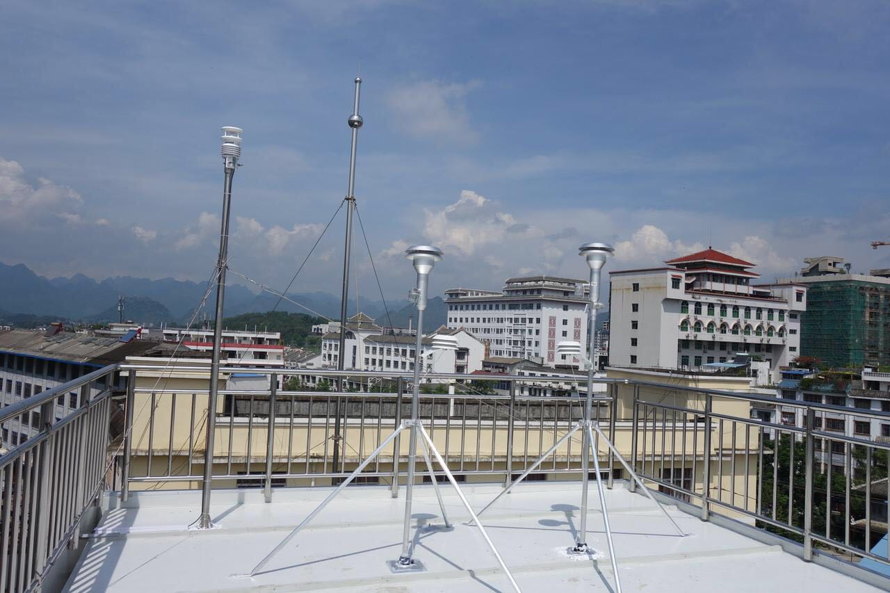 　　2017年10月10日，廣西壯族自治區(qū)忻城縣第一座環(huán)境空氣自動(dòng)監(jiān)測站完成了設(shè)備安裝，并進(jìn)入試運(yùn)行。 圖片來自網(wǎng)絡(luò)，侵刪 　　近年來，作為國家重點(diǎn)生態(tài)功能區(qū)的忻城縣，為準(zhǔn)確掌握全縣環(huán)境質(zhì)量狀況，及時(shí)全面為全縣環(huán)境決策和環(huán)境管理提供服務(wù)，不斷加強(qiáng)環(huán)境監(jiān)測能力建設(shè)，環(huán)境監(jiān)管設(shè)施不斷完善