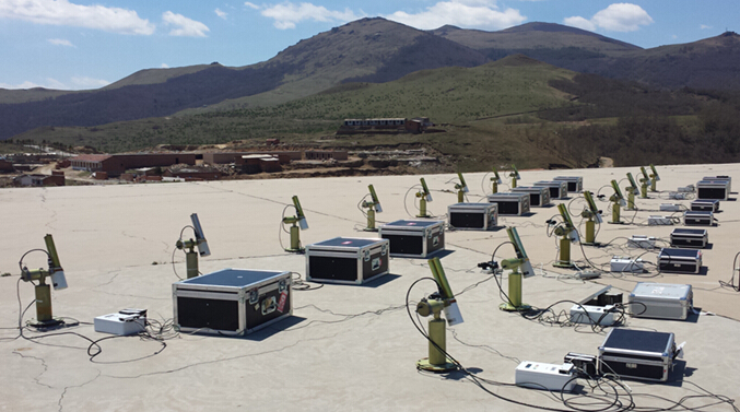 　　2017年9月15日至25日，中科院遙感地球所聯(lián)合國家衛(wèi)星海洋應(yīng)用中心、中科院地球環(huán)境研究所、南京大學(xué)、河南理工大學(xué)、安徽省氣象科學(xué)研究院等單位，在北京西部山區(qū)組織開展太陽-天空輻射計(jì)觀測網(wǎng)(SONET：Sun-sky radiometre Observation NETwork)年度聯(lián)合定標(biāo)試驗(yàn)。 SONET儀器聯(lián)合觀測定標(biāo)試驗(yàn) 　　此次試驗(yàn)采用場地、實(shí)驗(yàn)室傳遞定標(biāo)方法進(jìn)行太陽直射、天空漫射高精度定標(biāo)，對(duì)北京、南京、合肥、成都、廣州、西安、南寧、三亞、嵩山、上海、舟山、民勤、張掖