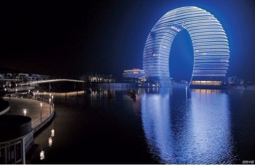 
            	高端酒店、辦公類、教育類等公共建筑的能耗非常大，節(jié)能潛力也相對(duì)更大。對(duì)于“隨手關(guān)燈”，人們?cè)缫讯炷茉?，但現(xiàn)實(shí)生活中能否隨時(shí)隨地身體力行，或許就得打個(gè)問(wèn)號(hào)