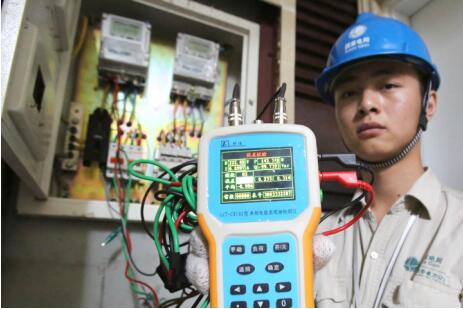 　　五年前，北京地區(qū)運(yùn)行智能電表總數(shù)170萬，占全部居民客戶的25%。今天，北京地區(qū)運(yùn)行智能電表總數(shù)762萬，占全部居民客戶的98.5%