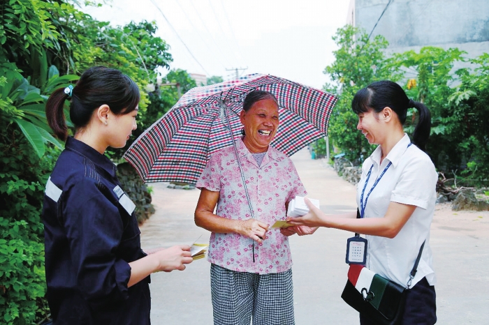 
　　?？诠╇娋止ぷ魅藛T向石山鎮(zhèn)榮堂村村民發(fā)放宣傳手冊，講解客戶經(jīng)理職責。姚其欣 攝

　　今年國慶黃金周，海南省鄉(xiāng)村旅游市場十分火熱