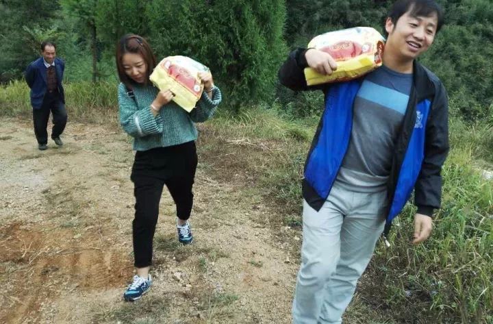 　　“扶貧干部”、“駐村干部”這些詞雖然反復見諸媒體，但你真的清楚這些名稱背后的故事嗎？

　　五年來，南方電網(wǎng)公司共派出扶貧干部1301人次；2017年南網(wǎng)對口幫扶貧困點485個，派出扶貧干部502名。

　　這些南網(wǎng)人都干了什么？成效究竟如何？

　　正好趁著全國扶貧日，小赫茲帶你去略探一二，聽聽那些扶貧一線的小故事——

　　從“父母官”變成“引導員”

　　從“國家給