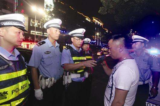 　　路遇交警查酒駕，偷偷塞個(gè)小紅包？打電話找關(guān)系了難？最近，湖南長(zhǎng)沙縣交警大隊(duì)啟用了一種新式酒精測(cè)試儀，檢測(cè)結(jié)果通過(guò)無(wú)線網(wǎng)絡(luò)實(shí)時(shí)上傳長(zhǎng)沙市交警支隊(duì)指揮中心，堵死了這些歪門邪道。這不，多名酒駕司機(jī)就被新式酒精測(cè)試儀抓了現(xiàn)行