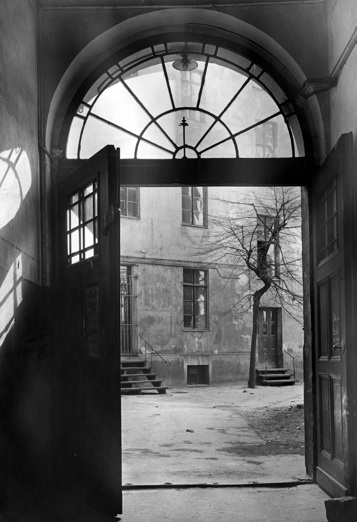 　　1847年10月12日，西門子股份公司的前身在柏林一棟公寓后院中的手工作坊中成立。在之后的170年里，西門子持續(xù)重塑自身，成功應(yīng)對(duì)危機(jī)，并不斷調(diào)整其業(yè)務(wù)組合，從而證明自己勇于改變