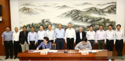 金投原油網(wǎng)10月20日訊，我國成立“核技術(shù)創(chuàng)新聯(lián)合基金”，旨在為加強我國核能領(lǐng)域的基礎(chǔ)前沿技術(shù)研究、推動核技術(shù)可持續(xù)發(fā)展和不斷提升自主創(chuàng)新能力助一臂之力。近日，在中核集團董事長、黨組書記王壽君和國家自然科學(xué)基金委員會黨組書記、主任楊衛(wèi)的共同見證下，中核集團總工程師雷增光與國家自然科學(xué)基金委員會黨組成員、副主任高瑞平簽署了由雙方聯(lián)合設(shè)立的“核技術(shù)創(chuàng)新聯(lián)合基金”協(xié)議