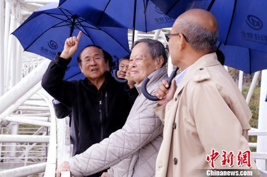 
            	“希望在十年、十五年之內(nèi)，通過FAST的觀測，能聽到非常重要的天文學(xué)術(shù)發(fā)現(xiàn)的好消息從這個地方出來?！眹H著名物理學(xué)家、諾貝爾獎獲得者楊振寧日前在貴州省平塘縣參觀FAST工程觀測基地數(shù)據(jù)總控室時說
