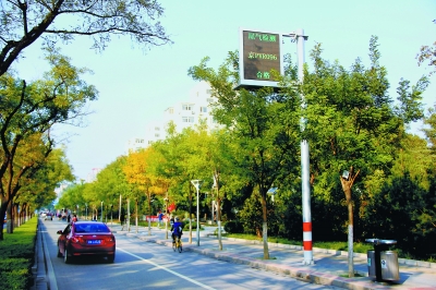 　　近日，北京石景山區(qū)楊莊大街新設(shè)置了固定式汽柴一體機動車尾氣監(jiān)測遙感裝置，途經(jīng)車輛的號牌和尾氣等級馬上顯示在車道前方的LED屏幕上，它能讓尾氣不達標(biāo)車輛無處遁形、實時記錄并曝光。 記者 吳鏑攝 　　疾馳而過的機動車，尾氣排放是否合格，也被納入到“電子眼”的監(jiān)控范圍內(nèi)