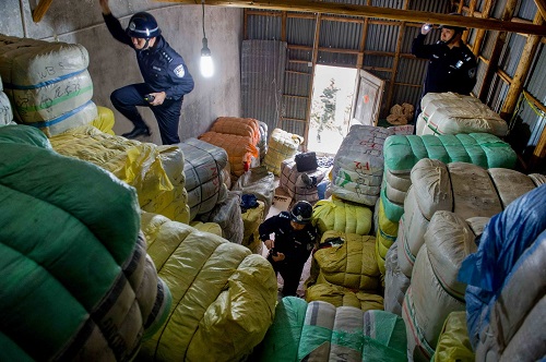 
            	英媒稱，三個(gè)月前，中國(guó)政府決定禁止進(jìn)口24種廢料，以打擊“洋垃圾”的問題。據(jù)英國(guó)廣播公司網(wǎng)站10月20日?qǐng)?bào)道，此前，中國(guó)的廢料回收公司每年都從其他國(guó)家進(jìn)口上百萬公噸的廢物，作循環(huán)再造之用