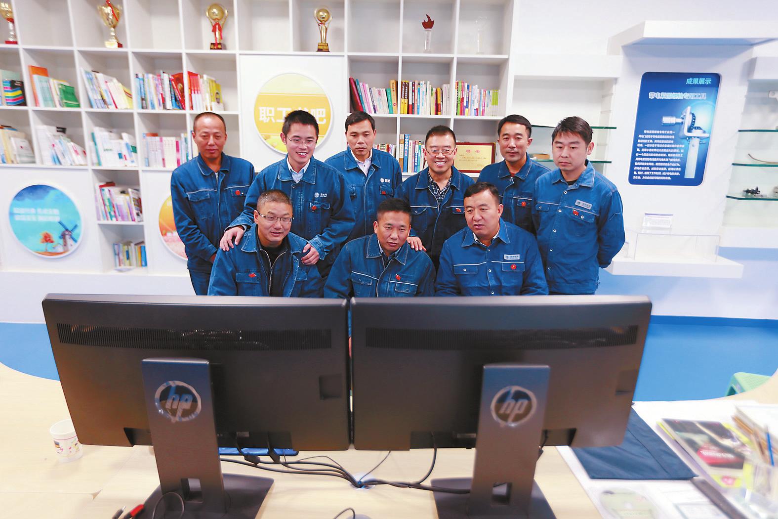 　　黨的十九大勝利召開，正奮斗在全國各電力工程一線的建設(shè)者，滿懷喜悅與激動之情，懷揣著對美好未來的期望與向往，發(fā)揚工匠精神，鑄造精品工程，扛起時代擔(dān)當(dāng)，力爭創(chuàng)造更優(yōu)異的成績。

　　擼起袖子加油干

　　長江上游，金沙江畔，裝機規(guī)模世界第二大、在建規(guī)模世界第一大水電站———白鶴灘水電站右岸地下廠房施工現(xiàn)場，機械設(shè)備轟鳴運轉(zhuǎn)，操作工人揮汗奮戰(zhàn)