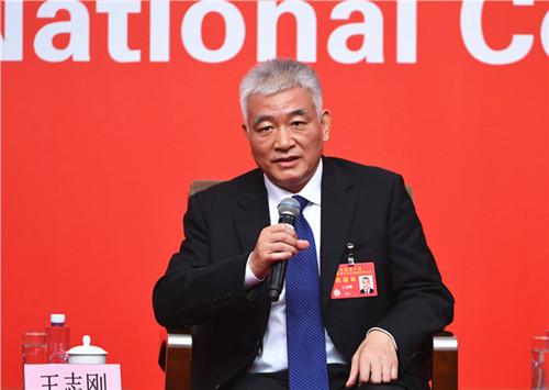 
            	中國國際廣播電臺記者：我想請問王志剛書記，我們知道包括中國天眼FAST，還有量子通信衛(wèi)星在內(nèi)，前段時(shí)間科技領(lǐng)域取得了比較重要的成就，包括您剛剛說的引力波，中國也參與了很多國際上比較矚目的大科學(xué)研究計(jì)劃。想請您介紹一下，十八大以來，咱們國家在實(shí)施創(chuàng)新驅(qū)動發(fā)展戰(zhàn)略方面一些重要措施和重要成就進(jìn)展