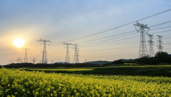 
	中國儲能網(wǎng)訊：電力交易是電力改革的重要組成部分，我省于2009年在全國首批開展電力直接交易試點(diǎn)。黨的十八大以來，作為電力體制改革的先行者，安徽以實(shí)際行動積極響應(yīng)“全面深化改革”的號召，全面推進(jìn)電力市場化交易工作，以“電力市場化交易”驅(qū)動電改，在擴(kuò)大市場規(guī)模、降低用能成本、提升市場活力等方面成效顯著