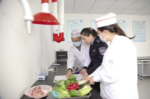 　　民以食為天，食以安為先，“舌尖上的安全”是市場監(jiān)管部門工作的重中之重。今年，天津?qū)⑹秤棉r(nóng)產(chǎn)品集中交易市場示范快檢室建設(shè)納入20項(xiàng)民心工程，要在每個(gè)行政區(qū)建設(shè)兩個(gè)示范快檢室