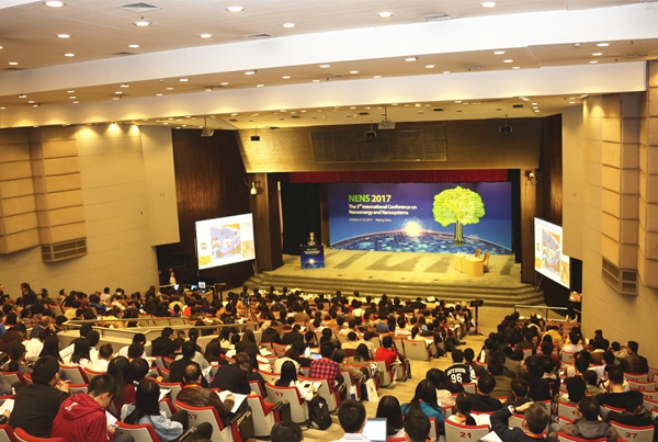 　　10月21日，第三屆納米能源與納米系統(tǒng)國際學(xué)術(shù)會(huì)議(簡稱NENS2017)在北京國際會(huì)議中心拉開帷幕，來自世界近30個(gè)國家和地區(qū)相關(guān)研究領(lǐng)域的專家學(xué)者700余人齊聚一堂，共同探討納米能源和系統(tǒng)領(lǐng)域的重大前沿問題。  第三屆納米能源與納米系統(tǒng)國際學(xué)術(shù)會(huì)議會(huì)場(chǎng)(記者 黃光輝 攝) 　　本屆大會(huì)為納米能源與系統(tǒng)領(lǐng)域的各國科學(xué)家構(gòu)筑一個(gè)高水平、多層次的學(xué)術(shù)交流平臺(tái)，為深化納米能源與系統(tǒng)相關(guān)理論與技術(shù)發(fā)展和產(chǎn)業(yè)化應(yīng)用，推動(dòng)國際交流與合作等起到積極作用，并進(jìn)一步促進(jìn)我國科學(xué)家在該領(lǐng)域