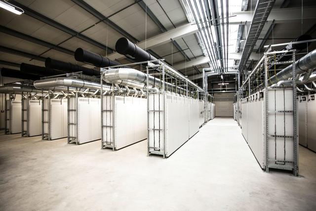 
	中國儲能網(wǎng)訊：據(jù)國外媒體報道，當?shù)貢r間10月23日，戴姆勒宣布，其利用Smart汽車電池組打造的儲能設施系統(tǒng)正式上線。


	


	目前，幾乎每家致力于電動汽車的汽車制造商都在考慮如何利用他們的電池技術(shù)發(fā)展其他產(chǎn)品