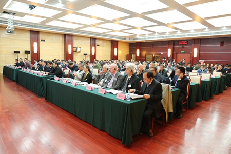 　　10月23日，為期兩天的“第十屆全球絕對(duì)重力儀國際比對(duì)”學(xué)術(shù)研討會(huì)在中國計(jì)量科學(xué)研究院(以下簡稱“中國計(jì)量院”)昌平院區(qū)召開。  會(huì)議現(xiàn)場(chǎng) 　　美國JILA實(shí)驗(yàn)室前主席、美國總統(tǒng)科技獎(jiǎng)獲得者詹姆斯·法拉(James E. Faller)教授，國際質(zhì)量及相關(guān)量咨詢委員重力工作組主席亞歷山大·杰馬克(Alessandro Germak)教授，國際大地測(cè)量協(xié)會(huì)重力測(cè)量新技術(shù)工作組主席德里克(Derek)