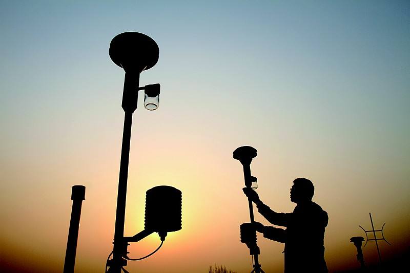 　　2017年上半年，山東聊城市委、市政府出臺(tái)了《聊城市環(huán)境空氣質(zhì)量考核辦法》，明確要求要加大區(qū)域環(huán)境質(zhì)量的考核力度，以考核促進(jìn)壓力的傳導(dǎo)和責(zé)任的落實(shí)。根據(jù)市委、市政府的要求和部署，市環(huán)保局啟動(dòng)了全市鄉(xiāng)鎮(zhèn)環(huán)境空氣監(jiān)測(cè)系統(tǒng)的建設(shè)工作，該項(xiàng)目總投資3800余萬元，在全市145個(gè)鄉(xiāng)鎮(zhèn)(街道、園區(qū))各建設(shè)1個(gè)環(huán)境空氣自動(dòng)監(jiān)測(cè)站(監(jiān)測(cè)指標(biāo)為PM10、PM2.5)，共計(jì)145個(gè)環(huán)境空氣自動(dòng)監(jiān)測(cè)站