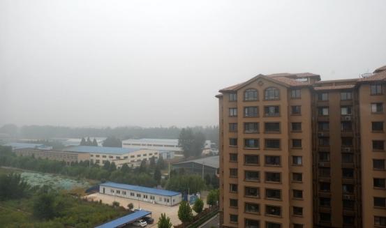 
            	秋天一到，北京的天氣又進(jìn)入到了霧霾的時(shí)節(jié)，筆者家住北京郊區(qū)，夏天還可以看見綠綠的遠(yuǎn)山，而現(xiàn)在，遠(yuǎn)山已不見，空留蒼茫一片霾。年年一到秋冬，包括北京在內(nèi)的北方地區(qū)就會(huì)出現(xiàn)霧霾天氣，經(jīng)過這些年的新聞報(bào)道，大家對(duì)于霾的形成及危害已經(jīng)有一的了解了，目前除了國家治理外，我們平常老百姓可以通過安裝新風(fēng)系統(tǒng)來改善居室空氣質(zhì)量，不過，新風(fēng)系統(tǒng)造價(jià)比較昂貴且適合新裝修的房子，對(duì)普通家庭和不想重新裝修的大多數(shù)人來說，選擇空氣凈化器（以下簡稱空凈）就是最為簡單便捷的方法了，不過，市面上空凈的品牌太多了