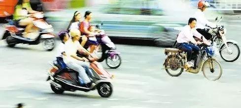 
            	近些年來(lái)，電動(dòng)車以其價(jià)廉、使用成本低、速度比自行車快、載重比自行車大等特點(diǎn)，在我國(guó)的城鄉(xiāng)迅速普及，成為廣大群眾出行的主要代步工具。但是，電動(dòng)車在充電、行駛、停放過(guò)程中，火災(zāi)事故時(shí)有發(fā)生，造成的人員傷亡和財(cái)產(chǎn)損失也在逐年遞增