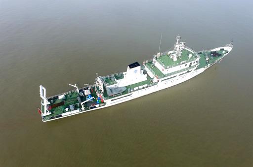 　　我國(guó)南水北調(diào)中線水源地丹江口庫(kù)區(qū)首艘環(huán)境監(jiān)測(cè)船，9月底列裝，日前投入試運(yùn)行。  (圖片來(lái)自網(wǎng)絡(luò)，侵刪) 　　據(jù)湖北十堰市環(huán)保局介紹，這一專業(yè)環(huán)境監(jiān)測(cè)船可滿足庫(kù)區(qū)環(huán)境監(jiān)測(cè)采樣、現(xiàn)場(chǎng)快速測(cè)定、突發(fā)水污染應(yīng)急處置、庫(kù)區(qū)環(huán)境執(zhí)法等需求，將為丹江口庫(kù)區(qū)水質(zhì)環(huán)境安全提供保障