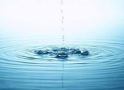 　　環(huán)境保護(hù)部、國(guó)家發(fā)展改革委、水利部近日聯(lián)合印發(fā)《重點(diǎn)流域水污染防治規(guī)劃(2016-2020年)》(以下簡(jiǎn)稱《規(guī)劃》)。 圖片來(lái)自網(wǎng)絡(luò)，侵刪 　　作為第五期重點(diǎn)流域水污染防治五年專項(xiàng)規(guī)劃，《規(guī)劃》立足我國(guó)水污染防治長(zhǎng)期歷史進(jìn)程，以細(xì)化落實(shí)《水污染防治行動(dòng)計(jì)劃》目標(biāo)要求和任務(wù)措施為基本定位，以改善水環(huán)境質(zhì)量為核心，堅(jiān)持山水林田湖草整體保護(hù)和水資源、水生態(tài)和水環(huán)境“三水統(tǒng)籌”的系統(tǒng)思維，以控制單元為基礎(chǔ)明確流域分區(qū)、分級(jí)、分類管理的差異化要求，為各地水污染防治工作