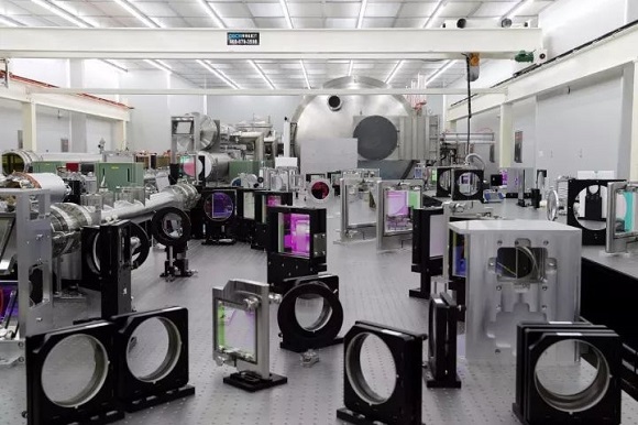 　　上海超強(qiáng)超短激光實(shí)驗(yàn)裝置(SULF)研制工作取得重大突破：10月24日晚，該裝置成功實(shí)現(xiàn)了10拍瓦激光放大輸出，達(dá)到國(guó)際同類研究的領(lǐng)先水平，也是目前人類能掌握的最高光強(qiáng)光源。這是繼2016年8月實(shí)現(xiàn)5拍瓦國(guó)際領(lǐng)先成果之后，我國(guó)超強(qiáng)超短激光實(shí)驗(yàn)裝置研究再次取得重大進(jìn)展