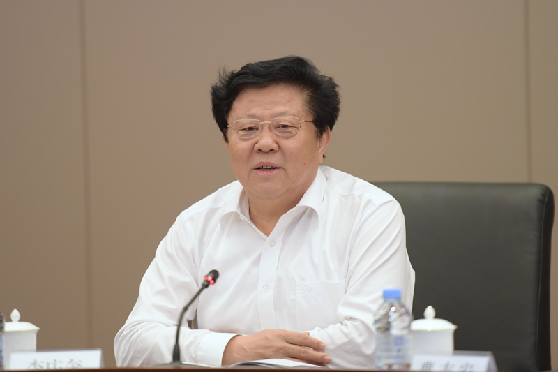 
　　10月26日，南方電網(wǎng)公司黨組書(shū)記、董事長(zhǎng)李慶奎主持召開(kāi)公司黨組會(huì)議，并就深入貫徹落實(shí)十九大精神作出部署。

　　10月26日，南方電網(wǎng)公司董事、總經(jīng)理、黨組副書(shū)記曹志安傳達(dá)黨的十九大精神