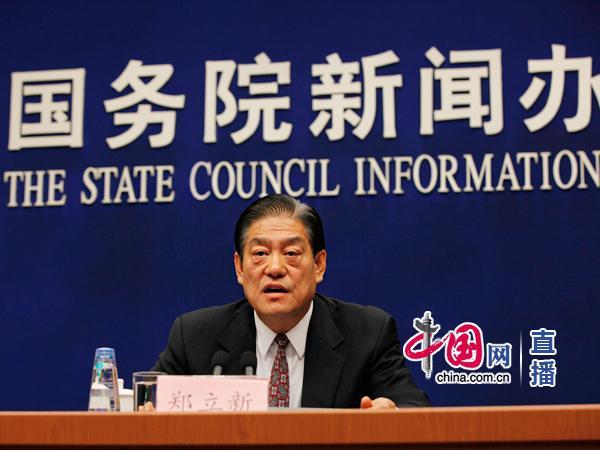 國新辦今日舉行新聞發(fā)布會介紹2017年前三季度工業(yè)通信業(yè)發(fā)展情況，工業(yè)和信息化部新聞發(fā)言人、運(yùn)行監(jiān)測協(xié)調(diào)局局長鄭立新表示，我國新能源汽車基本上是從2009年開始起步，經(jīng)過不到10年的時(shí)間，新能源汽車產(chǎn)業(yè)規(guī)模已經(jīng)全球領(lǐng)先，2015年和2016年連續(xù)兩年產(chǎn)銷量居世界第一，累計(jì)推廣100萬輛新能源汽車，占全世界的一半。
'
工業(yè)和信息化部新聞發(fā)言人、運(yùn)行監(jiān)測協(xié)調(diào)局局長鄭立新回答記者提問中國網(wǎng) 李佳 攝
再一方面，新能源汽車的發(fā)展技術(shù)水平在顯著提高