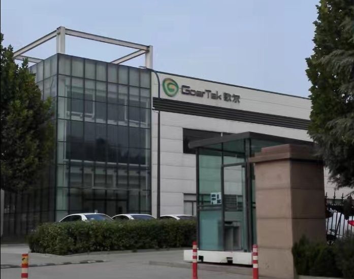 　　10月24日，歌爾股份發(fā)布兩則公告，公司將分別出資1億元和1.5億元在山東青島和江蘇昆山設(shè)立子公司。  (圖片來自網(wǎng)絡(luò)，侵刪) 　　其中，將在山東省青島市成立歌爾微電子有限公司，通過豐富產(chǎn)品線種類，整合產(chǎn)業(yè)鏈上下游優(yōu)質(zhì)資源，有利于把握國家產(chǎn)業(yè)結(jié)構(gòu)調(diào)整和產(chǎn)品智能化升級的趨勢，進(jìn)一步鞏固公司在MEMS傳感器領(lǐng)域的領(lǐng)先地位，搭建起更為強(qiáng)大的微電子與微機(jī)電技術(shù)平臺，為客戶提供整體解決方案，對公司未來發(fā)展將產(chǎn)生積極推動作用