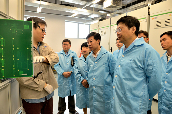 　　日前，國核自儀系統(tǒng)工程有限公司(簡稱“國核自儀”)與中國電子信息產(chǎn)業(yè)集團(tuán)有限公司第六研究所(簡稱“電子六所”)共同創(chuàng)建的工業(yè)控制系統(tǒng)信息安全技術(shù)國家工程實驗室——電力行業(yè)聯(lián)合實驗室(簡稱“聯(lián)合實驗室”)，在上海國核自儀研發(fā)基地舉行揭牌儀式。  　　國核自儀和電子六所結(jié)合雙方在電力行業(yè)工控信息安全發(fā)展需求，本著長期合作、優(yōu)勢互補(bǔ)、資源共享、互利共贏的原則，共同建設(shè)聯(lián)合實驗室，攜手提升國家電