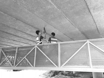 　　從福建南安市市政局獲悉，10月起，由市政局負(fù)責(zé)管轄的美林大橋、柳城大橋、成功大橋、普蓮橋、埔尾橋等22座城市橋梁的安全檢測工作正式啟動。  技術(shù)人員在橋底檢測橋梁內(nèi)部結(jié)構(gòu) 　　10月27日上午，在柳美北橋，記者看到，來自廈門市工程檢測中心有限公司的技術(shù)人員正用橋梁檢測車將人員運(yùn)到橋底，使用回彈儀、裂縫寬度觀測儀，對橋梁的結(jié)構(gòu)進(jìn)行檢測