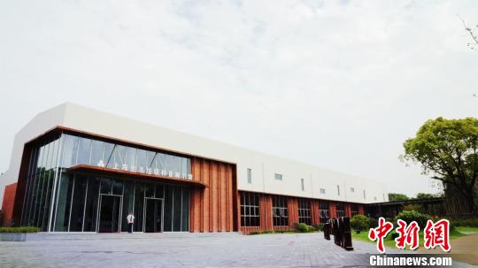 
            	滬首座以生活垃圾為主題的科普館――上海生活垃圾科普展示館27日正式開館。據(jù)介紹，這座特殊的科普館近一半的建造原材料取自廢棄物