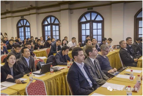 　　2017年10月24日，EMC熱點國際研討會在上?？茖W(xué)會堂順利召開，來自4國9省市的生產(chǎn)企業(yè)、科研機(jī)構(gòu)、認(rèn)證公司、儀器廠商、大學(xué)院所等單位共計百余人參加了此次研討交流活動，共同探討電磁兼容新技術(shù)、新要求、新熱點話題。  　　會上，主辦方上海市計量協(xié)會鄭光輝會長致辭