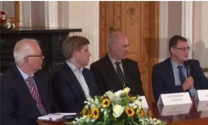 近日，在確保歐洲能源安全的專家討論會(huì)上，眾多專家表示，歐洲必須轉(zhuǎn)向氫燃料電池技術(shù)，以確保其能源安全，減少對(duì)政治不穩(wěn)定并減少碳足跡。

這場(chǎng)專家會(huì)在Tallinn舉行，由愛(ài)沙尼亞國(guó)家化學(xué)物理與生物物理研究所(NICPB)，芬蘭技術(shù)研究中心VTT和歐洲固體氧化物燃料電池公司Elcogen組織，是“燃料電池和氫技術(shù)在歐洲提供能源安全方面的作用會(huì)議”的一部分