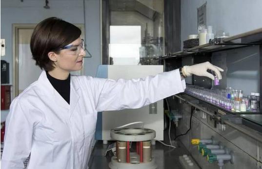 
	
據(jù)外媒報(bào)道，慕尼黑工業(yè)大學(xué)(Technical University of Munich，TUM)研發(fā)了一項(xiàng)新工藝，用于生產(chǎn)高壓陰極材料磷酸鈷鋰(lithium cobalt phosphate)，使其生產(chǎn)更為快捷、方便，且價(jià)格便宜、品質(zhì)最優(yōu)，進(jìn)一步提升了電動(dòng)車車載電池的性能。
電池研究人員認(rèn)為，磷酸鈷鋰被認(rèn)為是未來(lái)的電池材料，其操作電壓比當(dāng)前采用的磷酸鋰鐵(lithium-iron phosphate)要高，其能量密度也較高，達(dá)到800瓦時(shí)/千克