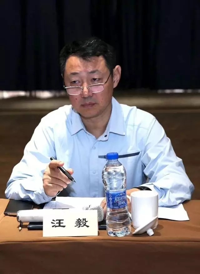 
	中國(guó)儲(chǔ)能網(wǎng)訊：2017年10月17日至2017年10月19日，由中國(guó)電力科學(xué)研究院牽頭，江蘇華富儲(chǔ)能新技術(shù)股份有限公司會(huì)同有關(guān)單位編制修訂的國(guó)家標(biāo)準(zhǔn)《電力儲(chǔ)能用鉛炭電池》及《電化學(xué)儲(chǔ)能電站運(yùn)行指標(biāo)及評(píng)價(jià)》審查會(huì)在杭州召開(kāi)。


	會(huì)議由中國(guó)電力企業(yè)聯(lián)合會(huì)汪毅處長(zhǎng)主持