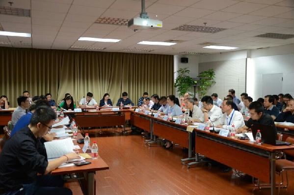 　　為落實(shí)《加快推進(jìn)本市重點(diǎn)用能單位能耗在線監(jiān)測(cè)系統(tǒng)建設(shè)的實(shí)施意見(jiàn)》，明確企業(yè)能耗數(shù)據(jù)采集和上傳的工作目標(biāo)與實(shí)施方案，2017年10月11日，上海市重點(diǎn)用能單位能耗在線監(jiān)測(cè)系統(tǒng)建設(shè)工作推進(jìn)會(huì)在上海市計(jì)量院召開(kāi)。  　　本次會(huì)議邀請(qǐng)了上海市質(zhì)量監(jiān)督局計(jì)量處副處長(zhǎng)王虎、上海市經(jīng)濟(jì)信息委員會(huì)王茜茜、上海市節(jié)能監(jiān)測(cè)中心任庚坡博士出席，寶鋼股份、申能集團(tuán)、上汽集團(tuán)、上海城投、上海電氣、上海航天局、上?；^(qū)管委會(huì)等工業(yè)集團(tuán)及旗下重點(diǎn)用能單位參加了會(huì)議