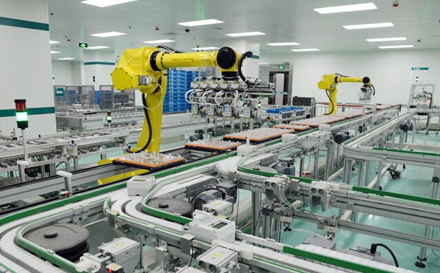 　　10月28日，寧夏“智能配網(wǎng)成套開(kāi)關(guān)設(shè)備數(shù)字化工廠”，在寧夏力成電氣集團(tuán)有限公司建成并試生產(chǎn)。16條柔性化生產(chǎn)線、52臺(tái)工業(yè)機(jī)器人“正式上崗”