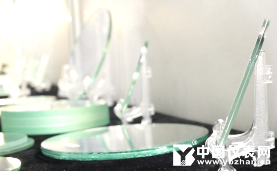 　　玻璃作為一種透明的不結(jié)晶的硅酸鹽類非金屬材料，隨著玻璃工業(yè)技術(shù)水平的不斷提高，其深加工產(chǎn)品已經(jīng)廣泛的應(yīng)用于各類儀器儀表中以及日常生活中的其它方面，成為一種不可或缺的基本材料。 　　秦皇島嘉隆玻璃有限公司銷售主管汪媛女士接受中國(guó)儀表網(wǎng)記者專訪 　　2017年9月26日-29日，由中國(guó)儀器儀表學(xué)會(huì)主辦的第28屆中國(guó)國(guó)際測(cè)量控制與儀器儀表展覽會(huì)(原多國(guó)儀器儀表展)，在上海新國(guó)際博覽中心盛大開幕