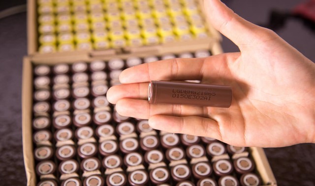 
	中國儲能網(wǎng)訊：隨著電動車保有量的不斷提升，傳統(tǒng)的鉛酸電池由于能量密度低、不支持快充、重量大、循環(huán)次數(shù)差等等劣勢，正在逐漸被鋰電池所替代。生產(chǎn)鋰電池自然離不開大量的鋰資源，那么世界上哪個國家的鋰資源最豐富呢？


	


	 


	
被廣泛應(yīng)用的18650鋰電芯


	我們從小讀的課本中總會說中國地大物博物產(chǎn)豐饒，在鋰資源上，我國的儲量同樣巨大