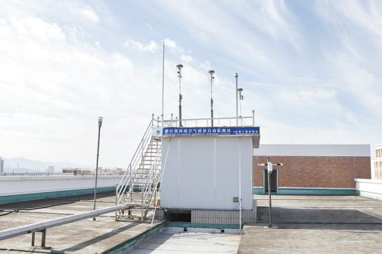 　　今年以來，受多個(gè)因素影響，湖北襄陽市空氣質(zhì)量?jī)?yōu)良天數(shù)同比下降，PM2.5指數(shù)同比不降反升，大氣質(zhì)量改善形勢(shì)十分嚴(yán)峻。10月25日，環(huán)保部門邀來9名國(guó)內(nèi)頂級(jí)環(huán)保專家，為襄陽市大氣污染防治“把脈問診”