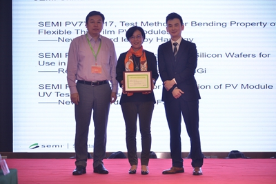 　　10月13日，SEMI中國(guó)光伏標(biāo)準(zhǔn)技術(shù)委員會(huì)2017年度秋季會(huì)議在江蘇泰州召開。會(huì)上宣布了由福建省計(jì)量科學(xué)研究院/國(guó)家光伏產(chǎn)業(yè)計(jì)量測(cè)試中心主導(dǎo)編制的《SEMI PV 77-0817：Guide for Calibration of PV Module UV Test Chambers》(光伏組件用紫外老化箱校準(zhǔn)方法指南)于2017年8月正式向全球發(fā)布