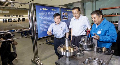 
                    
	7月10日，國(guó)務(wù)院總理李克強(qiáng)在秦川機(jī)床工具集團(tuán)考察，重點(diǎn)考察了精密磨齒機(jī)恒溫裝配車間和機(jī)器人減速器數(shù)字化車間。


	


	 


	秦川機(jī)床工具集團(tuán)股份公司董事長(zhǎng)龍興元全程陪同總理參觀