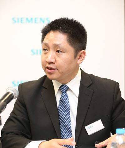 
                    
	近日，西門子亞太區(qū)首個(gè)“數(shù)字化體驗(yàn)中心”在北京落成，為我們實(shí)景展示工業(yè)4.0企業(yè)解決方案，也為中國(guó)制造2025提供了數(shù)字化范例。在數(shù)字化體驗(yàn)中心里，西門子基于云的開放式物聯(lián)網(wǎng)操作系統(tǒng)MindSphere首次在中國(guó)展示，我們可以根據(jù)日前西門子舉辦的“MindSphere Day”活動(dòng)中，來(lái)深入了解