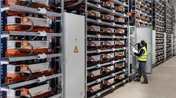 德國《汽車周刊》報道，寶馬德國萊比錫工廠上周四慶祝了第10萬輛i3電動車下線，并宣布舊電池儲存農(nóng)場上線，回收舊電池為工廠和當?shù)匕l(fā)電供電。

寶馬宣布舊電池儲存農(nóng)場投入使用，500塊寶馬電動車電池將驅(qū)動工廠的四座風(fēng)車，為萊比錫工廠提供四分之三的電力