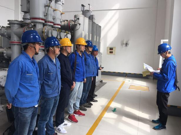                  　　帶電測試的優(yōu)點(diǎn)及發(fā)展速度都標(biāo)志著帶電測試將成為未來高壓試驗(yàn)的重點(diǎn)。近日，修試管理處高壓試驗(yàn)班本著緊跟趨勢、超前學(xué)習(xí)的原則，邀請廠家親臨110kV濱河變電站進(jìn)行帶電測試作業(yè)指導(dǎo)